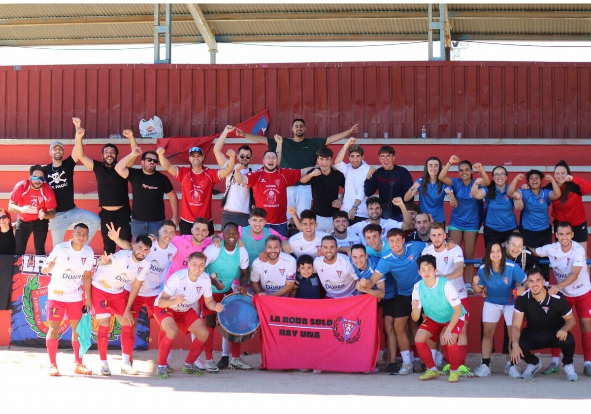 La Roda CF celebra la victoria en el derbi local ante La Roda UD por 1-2