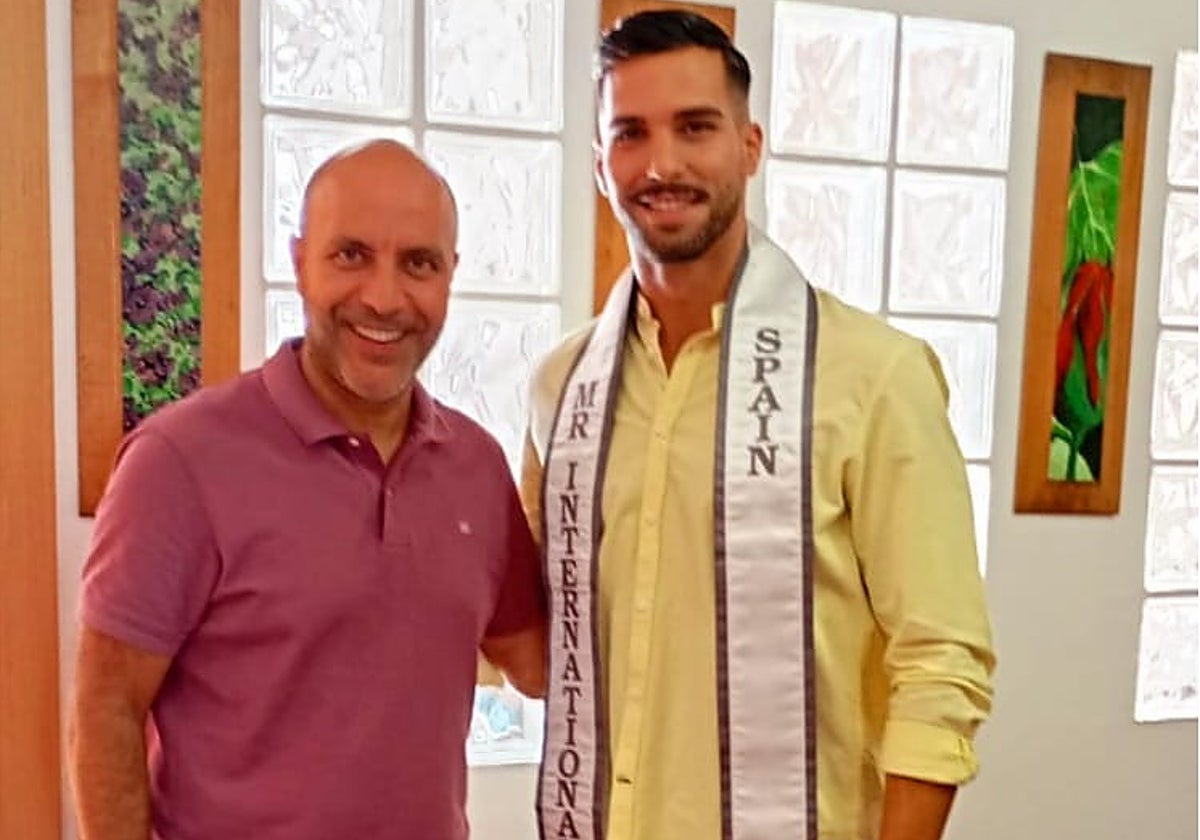 Fran Zafra, junto al alcalde de Otura, Nazario Montes