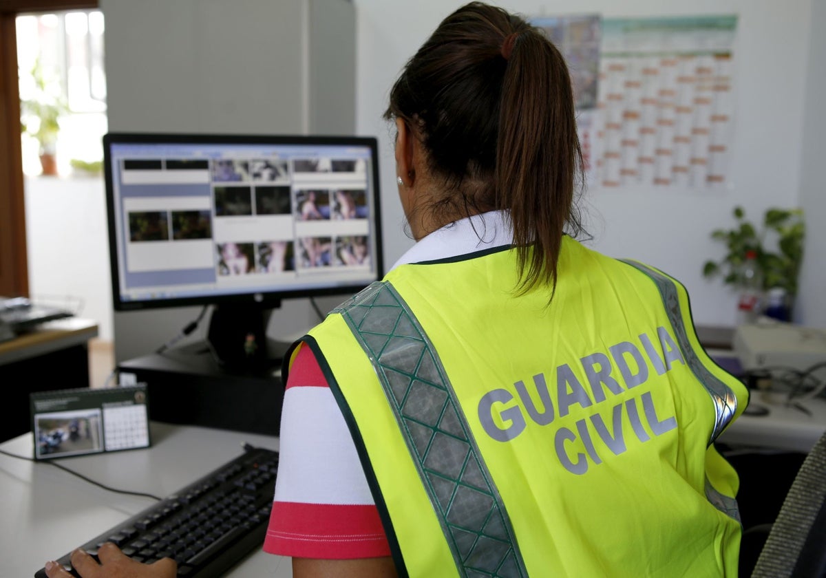 Una agente de la Guardia Civil durante una investigación de una trama de pederastia