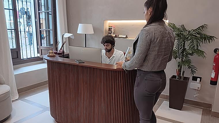 Recepción de 'Puerta de la Ribera Suites', que acaba de abrir en la Plaza del Potro