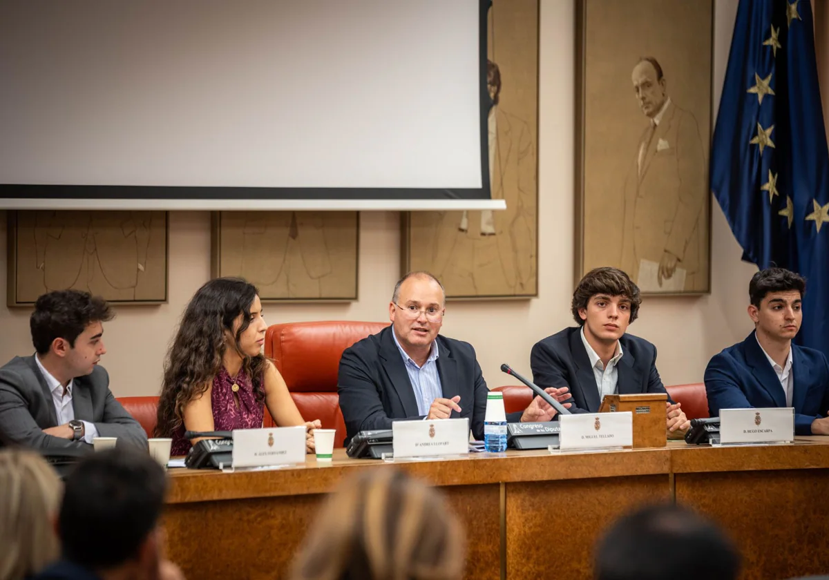 El portavoz del PP en el Congreso, Miguel Tellado, junto a miembros de S'ha Acabat!, durante la presentación del documental 'El precio de la libertad'