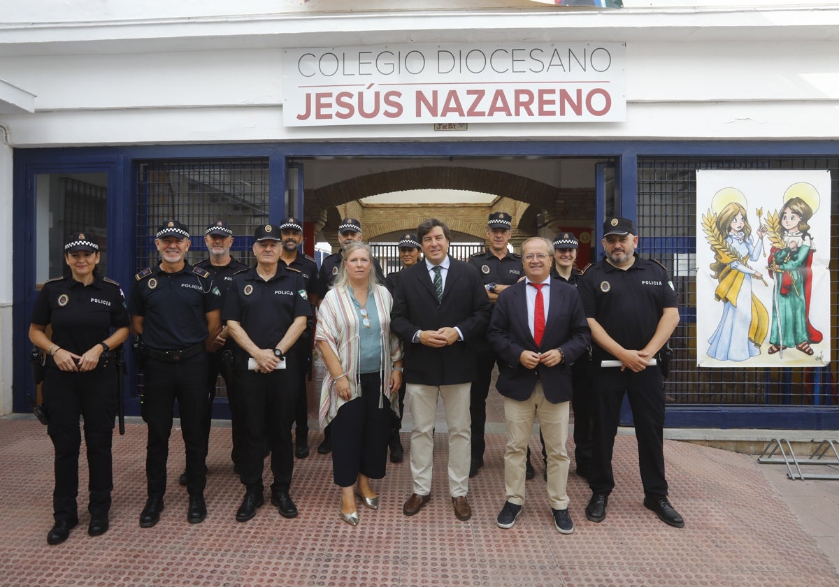 Jesús Coca junto a la directora del colegio Jesús Nazareno y los integrantes del programa Agente Tutor de Córdoba