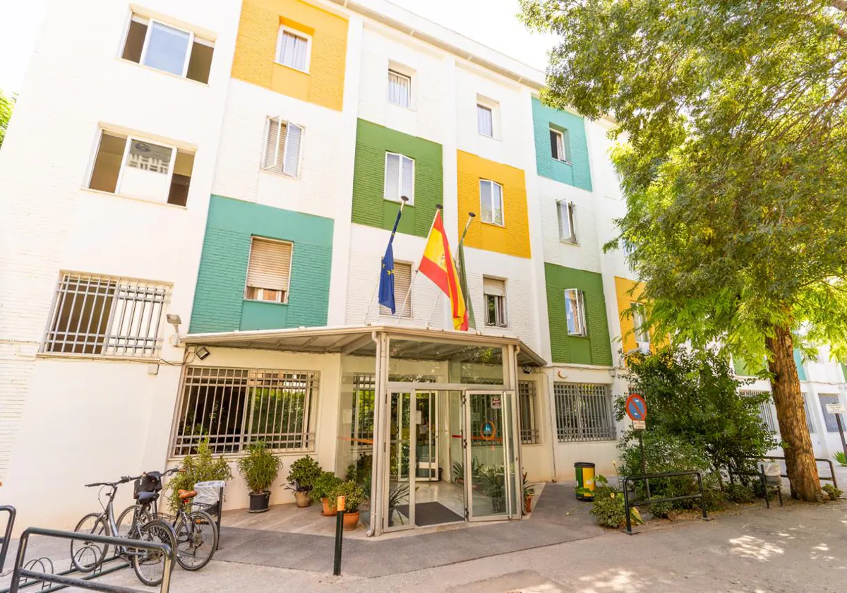 Fachada principal del Albergue Juvenil de Granada donde vive una huésped okupa desde el pasado 27 de marzo