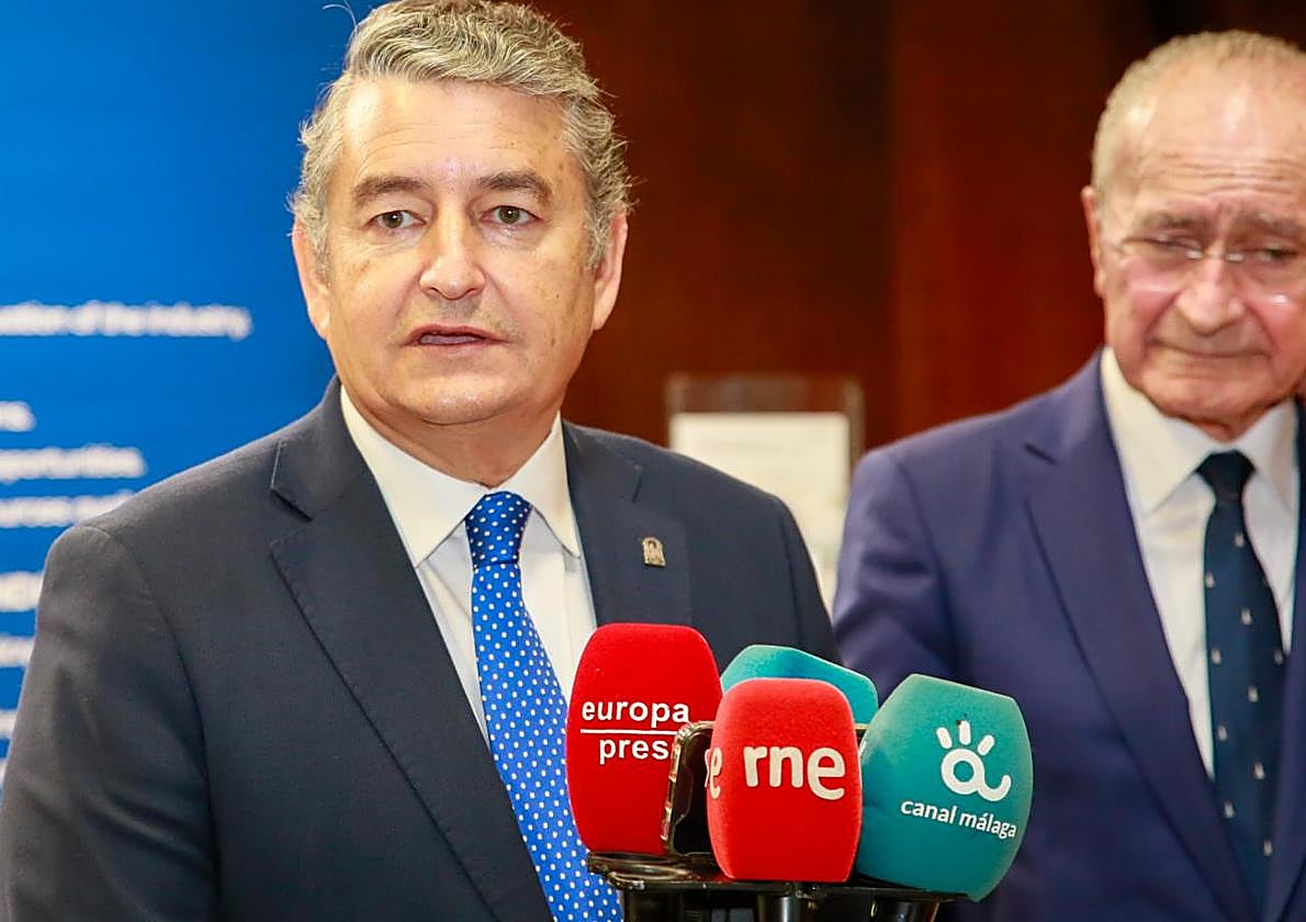 Antonio Sanz atiende a los medios en presencia de Francisco de la Torre