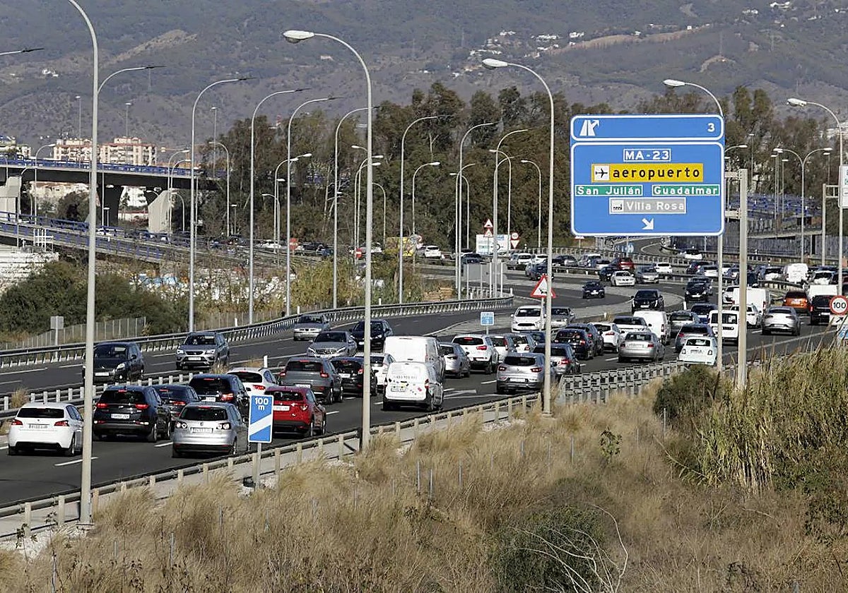 Caravana en hora punto en uno de los accesos a Málaga