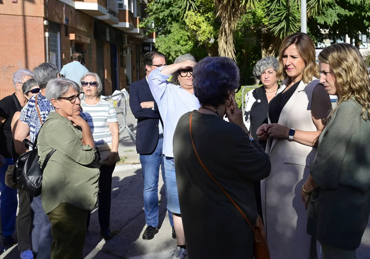 Imagen de la alcaldesa de Valencia, María José Catalá, durante su visita al barrio de Favara