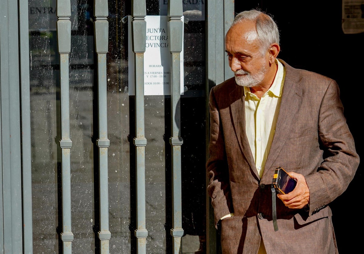 Fernando José Villén Rueda, ex director general de la Faffe, saliendo de la Audiencia de Sevilla en septiembre de 2023