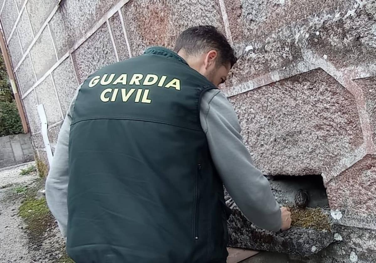 Localizan una granada de mano cargada en una casa deshabitada de O Irixo