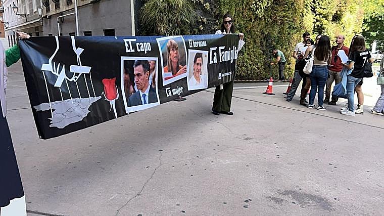 Pancarta lleva por 'Hazte Oír' contra Begoña Gómez y Pedro Sánchez.