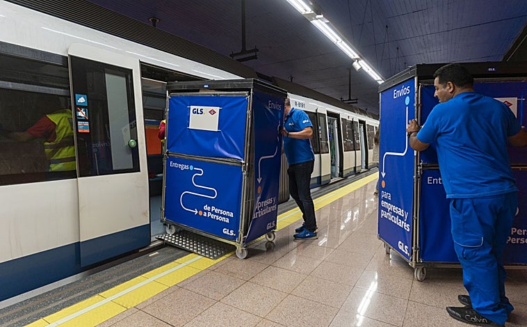 Imagen principal - Arriba, las jaulas con los paquetes entran en el tren en la estación de El Bercial. Abajo, izquierda, desde la cabina del tren se ve el camión que le espera, preparado para la descarga. Derecha, el camión, ya con los paquetes, toma el camino hacia el almacén central de GLS
