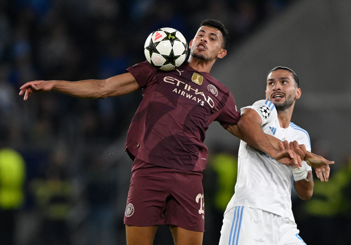 El jugador portugués del Manchester City, Matheus Nunes, controla un balón en el partido Slovan Bratislava vs Manchester City disputado ayer