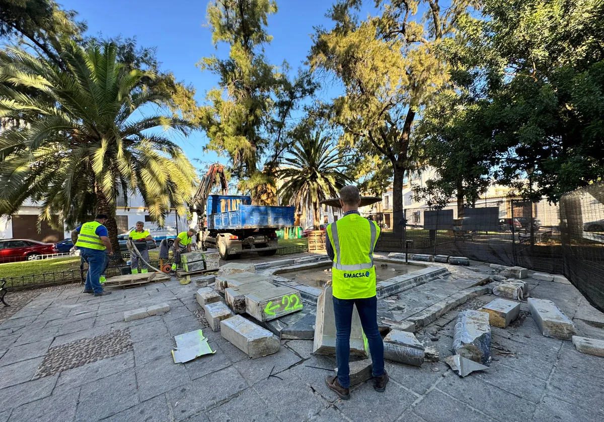 Opearios de Emacsa recogen los bloques de la fuente de la plaza de la Magdalena