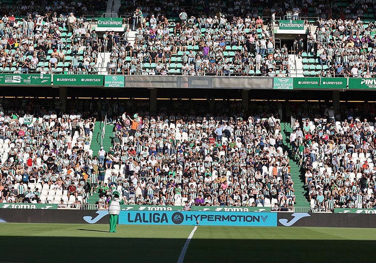 La afición de El Arcángel durante un partido de la Liga Hypermotion
