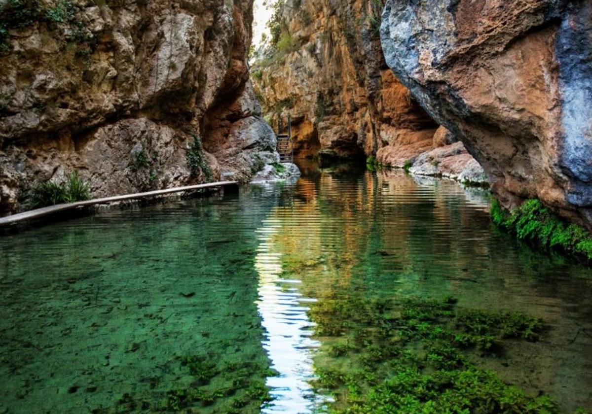 El pueblo de Teruel con una ruta de senderismo entre cascadas perfecta para el otoño: dónde está y cómo llegar