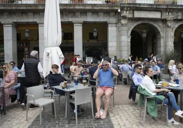 Ayuso anima a los restaurantes a 'europeizar' los horarios de comidas y cenas para gustar más al turista