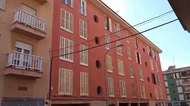 Imagen del exterior de bloque de apartamentos donde vive la 'inquiokupa' en Palma