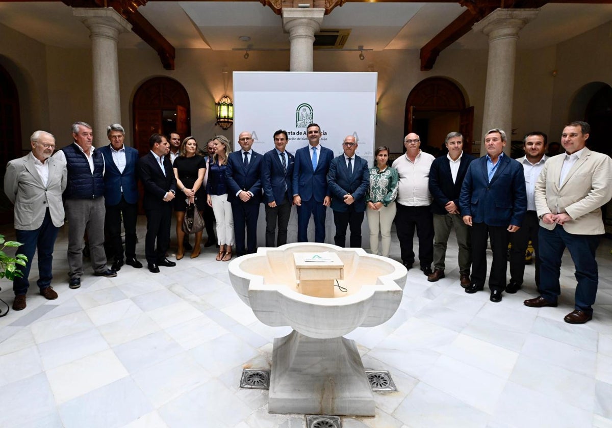 El consejero de Agricultura con operadores del sector en la reunión de esta tarde en Jaén