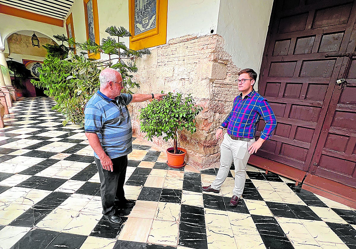 El padre Antonio Herrera señala una de las zonas afectadas