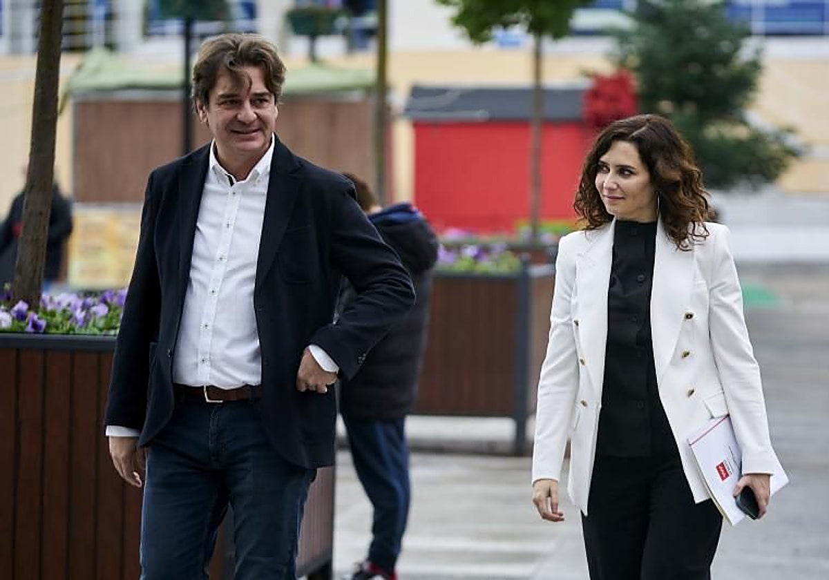 Javier Ayala e Isabel Díaz Ayuso, en una imagen de 2022, cuando se celebró el Consejo de Gobierno en Fuenlabrada