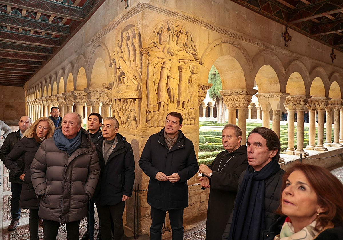 El expresidente del Gobierno junto al presidente de la Junta de Castilla y León en una visita a la abadía de Silos el pasado marzo