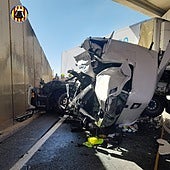 Un guardia civil salva a un camionero atrapado por el fuego tras empotrarse contra un puente en Valencia