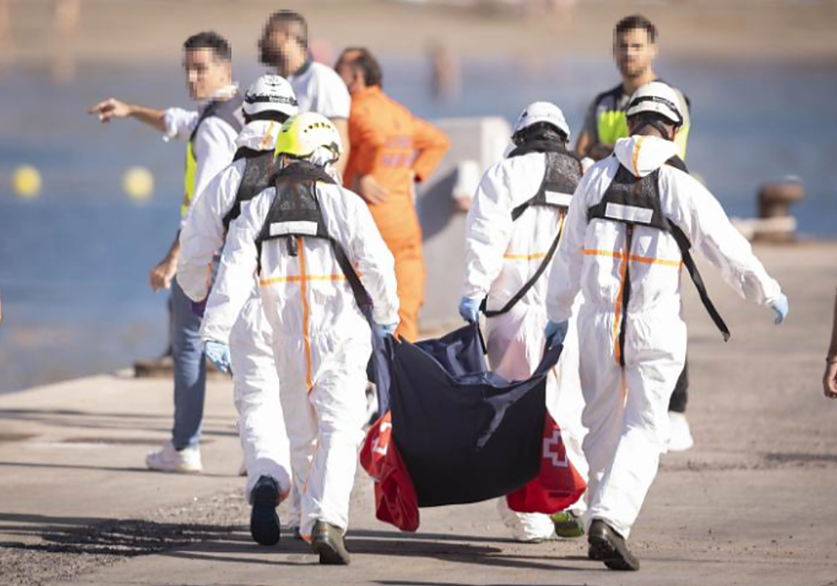 Traslado de uno de los cadáveres de un cayuco localizado a la deriva camino a Canarias