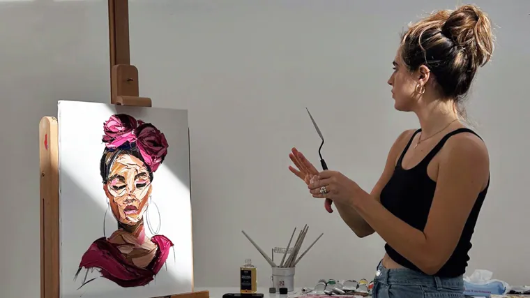 La artista Elena Gual junto a una de sus obras