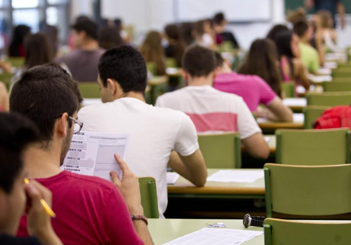 Imagen de archivo de estudiantes durante un examen en Valencia