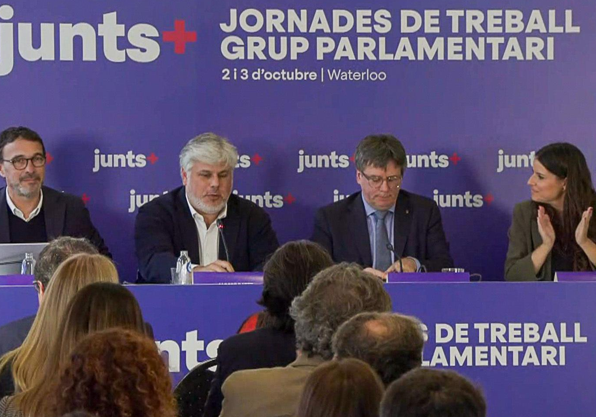 Carles Puigdemont, ayer, en Waterloo (Bélgica), entre Josep Rius, Albert Batet y Mònica Sales, líderes de Junts en el Parlamento de Cataluña