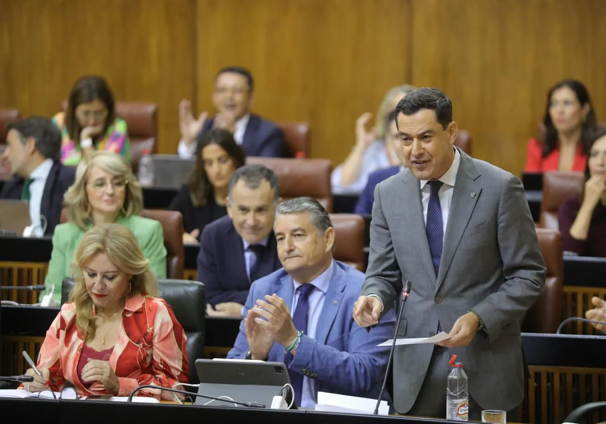 Juanma Moreno en el Pleno del Parlamento