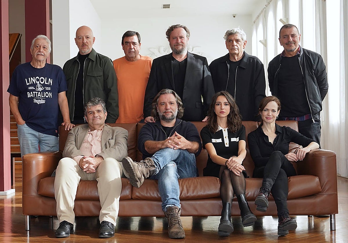 El elenco de la adaptación teatral de 'Los lunes al sol', este jueves en el Teatro Calderón de Valladolid, que acogerá su estreno absoluto