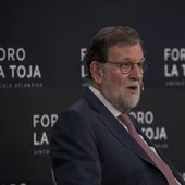 Rajoy, tras usar una botella de agua con el tapón adherido: «Empecé a beber, me puse hecho un circo»