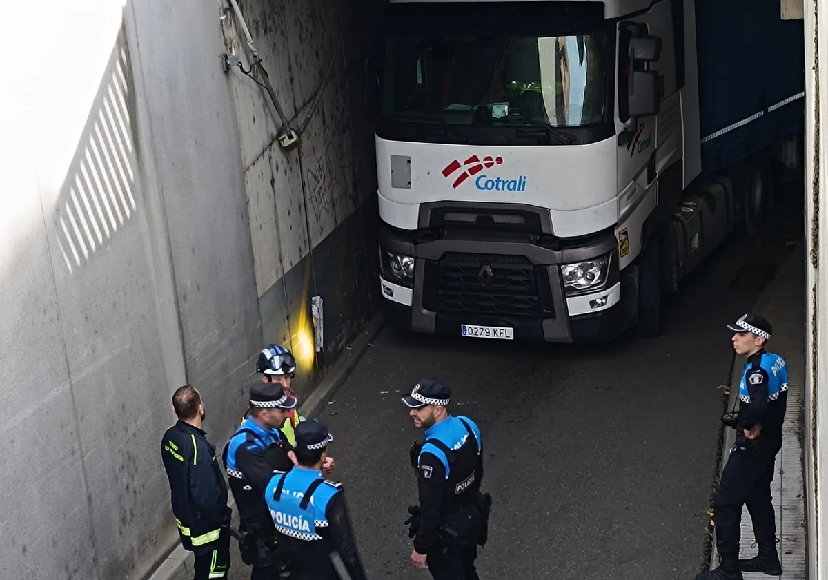 El camión encajado en el túnel de la Plaza Pío XII de Palencia