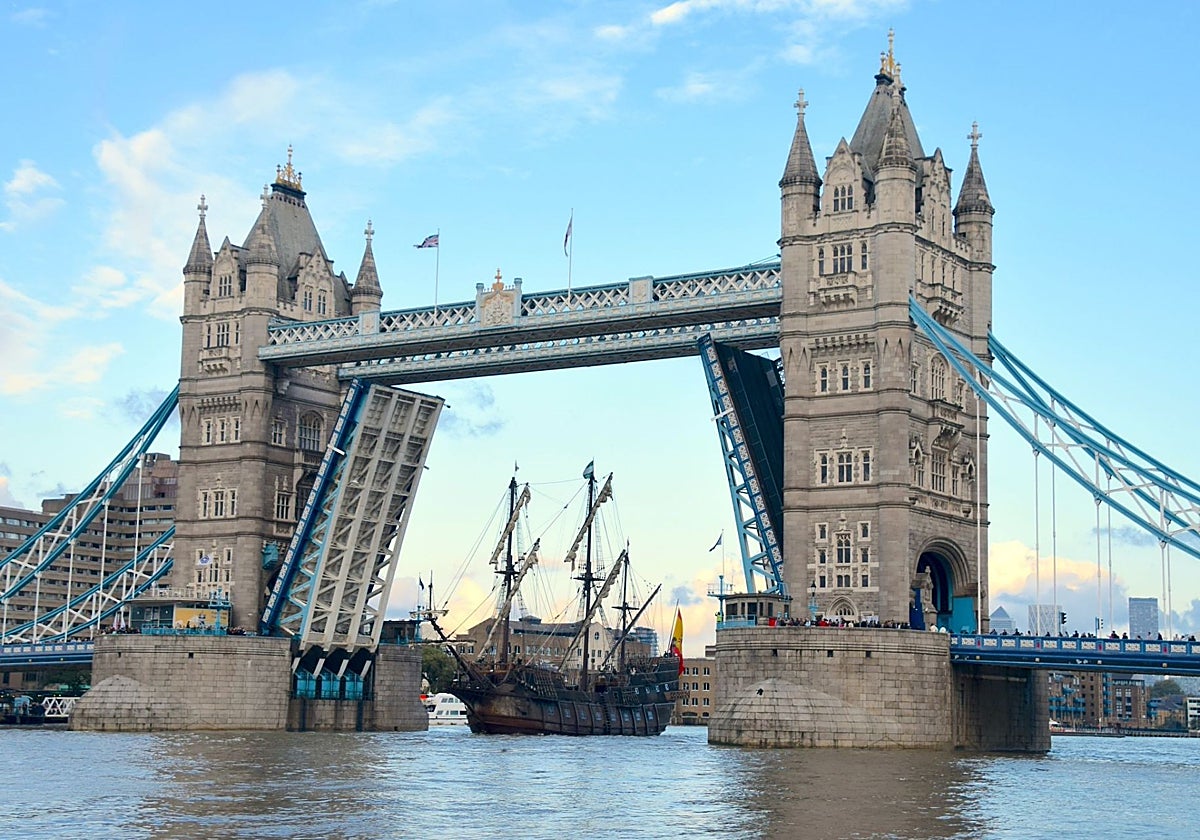 El Puente de Londres se abre para dejar pasar al Galeón Andalucía