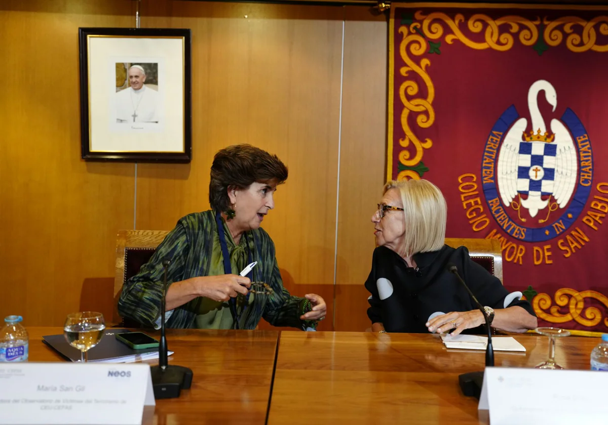 María San Gil y Rosa Díez, en el salón de actos de la Universidad CEU San Pablo, durante unas jornadas organizadas por la fundación NEOS