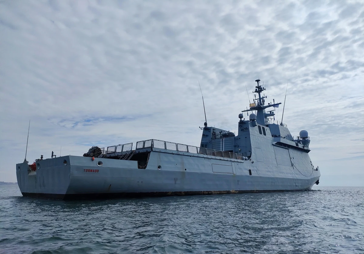 El BAM Tornado de la Armada Española frente a la costa de Troia (Portugal)