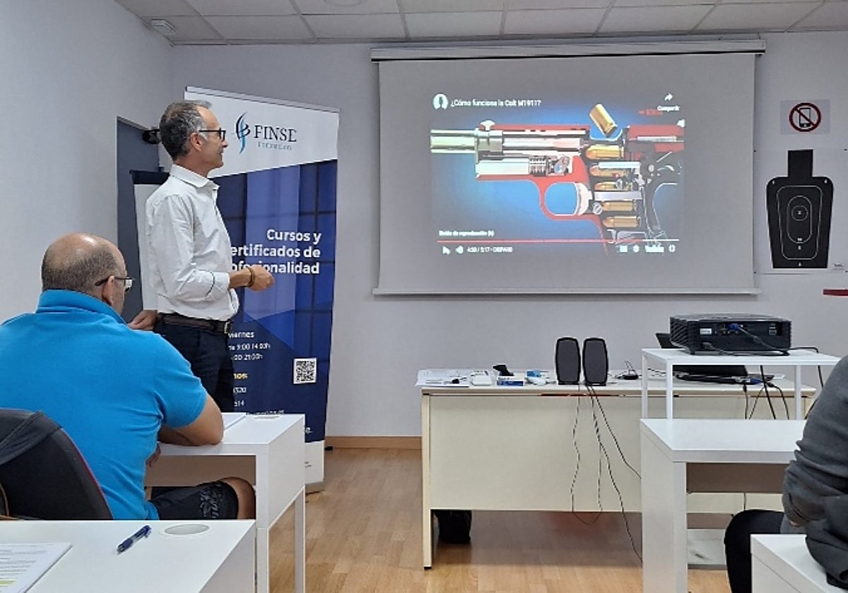 Juan Gregorio, en una de sus clases