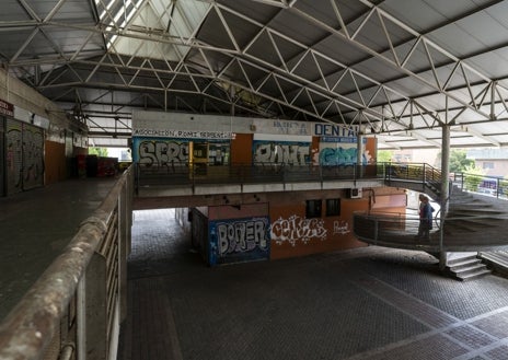 Imagen secundaria 1 - Arriba, Alfonso, en el local que ha reformado para convertirlo en su hogar. Abajo, a la izquierda, una panorámica del centro comercial. A la derecha, una antigua joyería abandonada