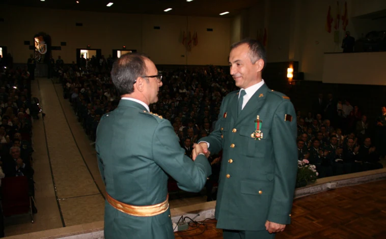 Imagen principal - El 12 de octubre de 2016, Juan recoge la medalla con distintivo rojo de manos del coronel director del Colegio de Guardias Jóvenes. En la imagen de televisión, con 18 años porta el féretro de uno de los guardias asesinados en el atentado ocurrido en la plaza madrileña de la República Dominicana en 1986. Con un arma, a principios de 1987, en uno de sus primeros servicios en el puesto de Terriente (Teruel), en dirección al Nacimiento del Río Tajo. No pudieron llegar por una nevada. 