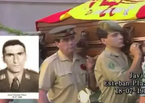 Imagen secundaria 1 - El 12 de octubre de 2016, Juan recoge la medalla con distintivo rojo de manos del coronel director del Colegio de Guardias Jóvenes. En la imagen de televisión, con 18 años porta el féretro de uno de los guardias asesinados en el atentado ocurrido en la plaza madrileña de la República Dominicana en 1986. Con un arma, a principios de 1987, en uno de sus primeros servicios en el puesto de Terriente (Teruel), en dirección al Nacimiento del Río Tajo. No pudieron llegar por una nevada. 