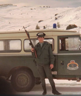 Imagen secundaria 2 - El 12 de octubre de 2016, Juan recoge la medalla con distintivo rojo de manos del coronel director del Colegio de Guardias Jóvenes. En la imagen de televisión, con 18 años porta el féretro de uno de los guardias asesinados en el atentado ocurrido en la plaza madrileña de la República Dominicana en 1986. Con un arma, a principios de 1987, en uno de sus primeros servicios en el puesto de Terriente (Teruel), en dirección al Nacimiento del Río Tajo. No pudieron llegar por una nevada. 