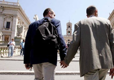 Condenados a prisión y multa por insultar y golpear con un casco y una barra de hierro a una pareja homosexual