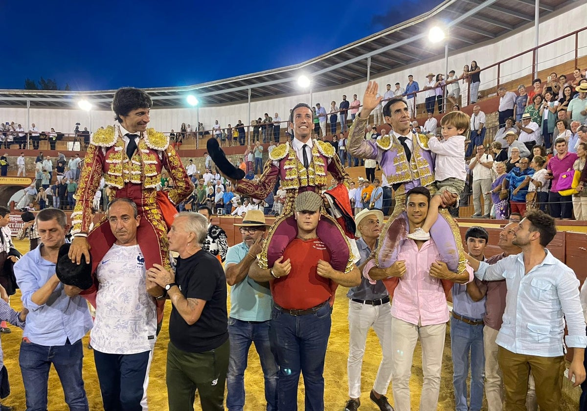 Los diestros, saliendo a hombros de la plaza del Alto Guadalquivir