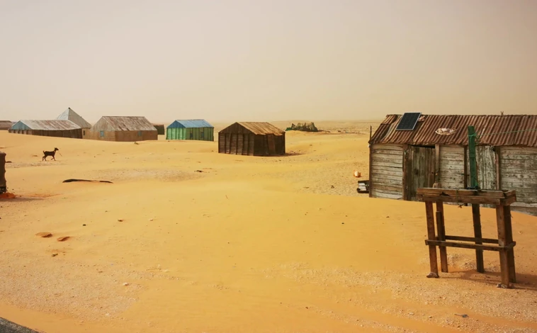 Imagen principal - A su paso por Mauritania, en una gasolinera de Guinea-Conakri y en Costa de Marfil, en la Copa de África.  