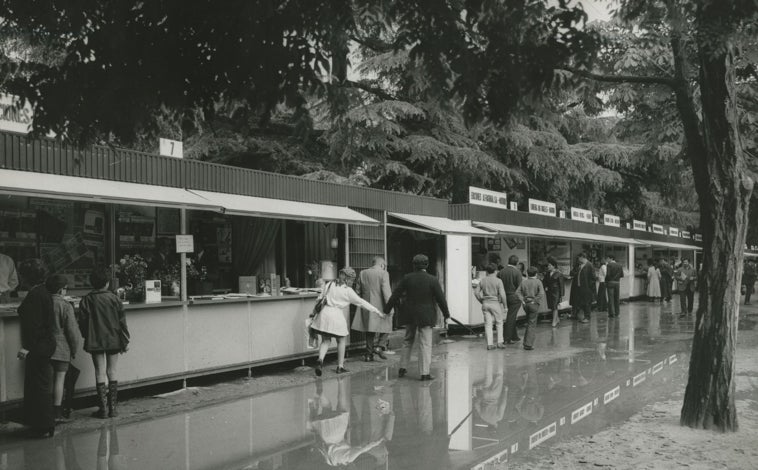 Imagen principal - Arriba, visitantes en la Feria del Libro esquivan los charcos. Abajo, izq, portada de ABC sobre la tormenta. Dcha, la lluvia y el granizo caen sobre la calle Serrano