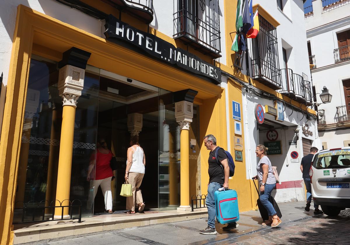 Turistas, entrando a un hotel junto a la Mezquita-Catedral