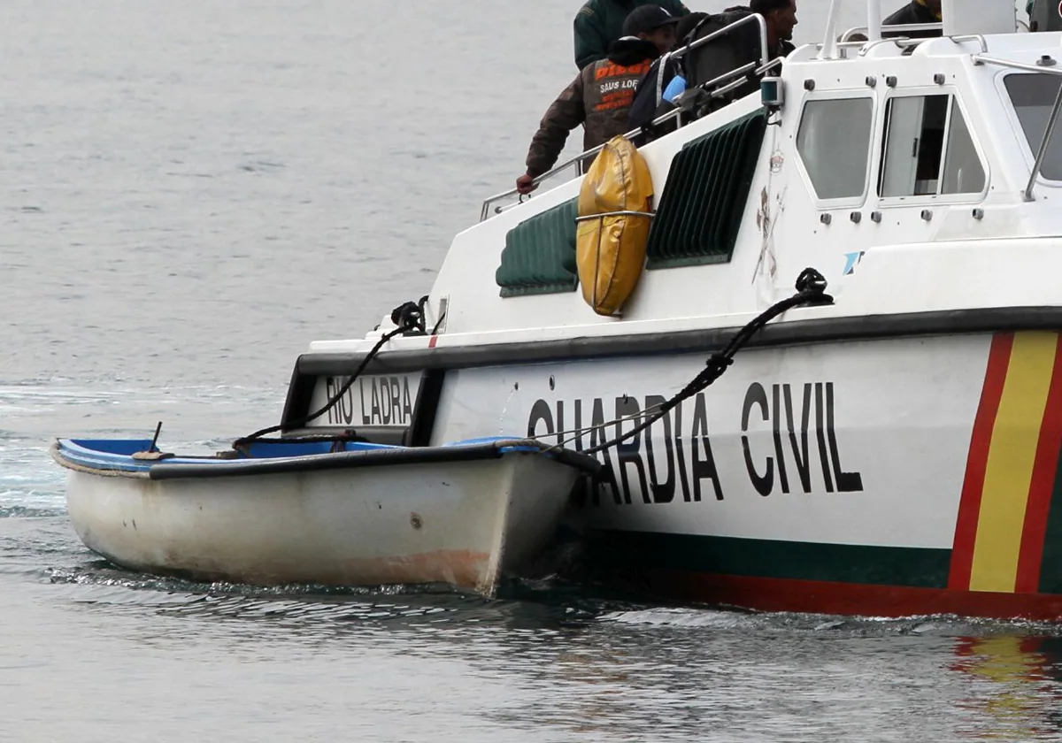 Imagen de archivo de una patrullera de la Guardia Civil con una patera