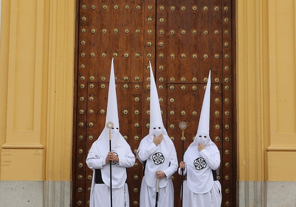 Nazarenos de la Presentación al Pueblo en la puerta de la iglesia de San Vicente Ferrer