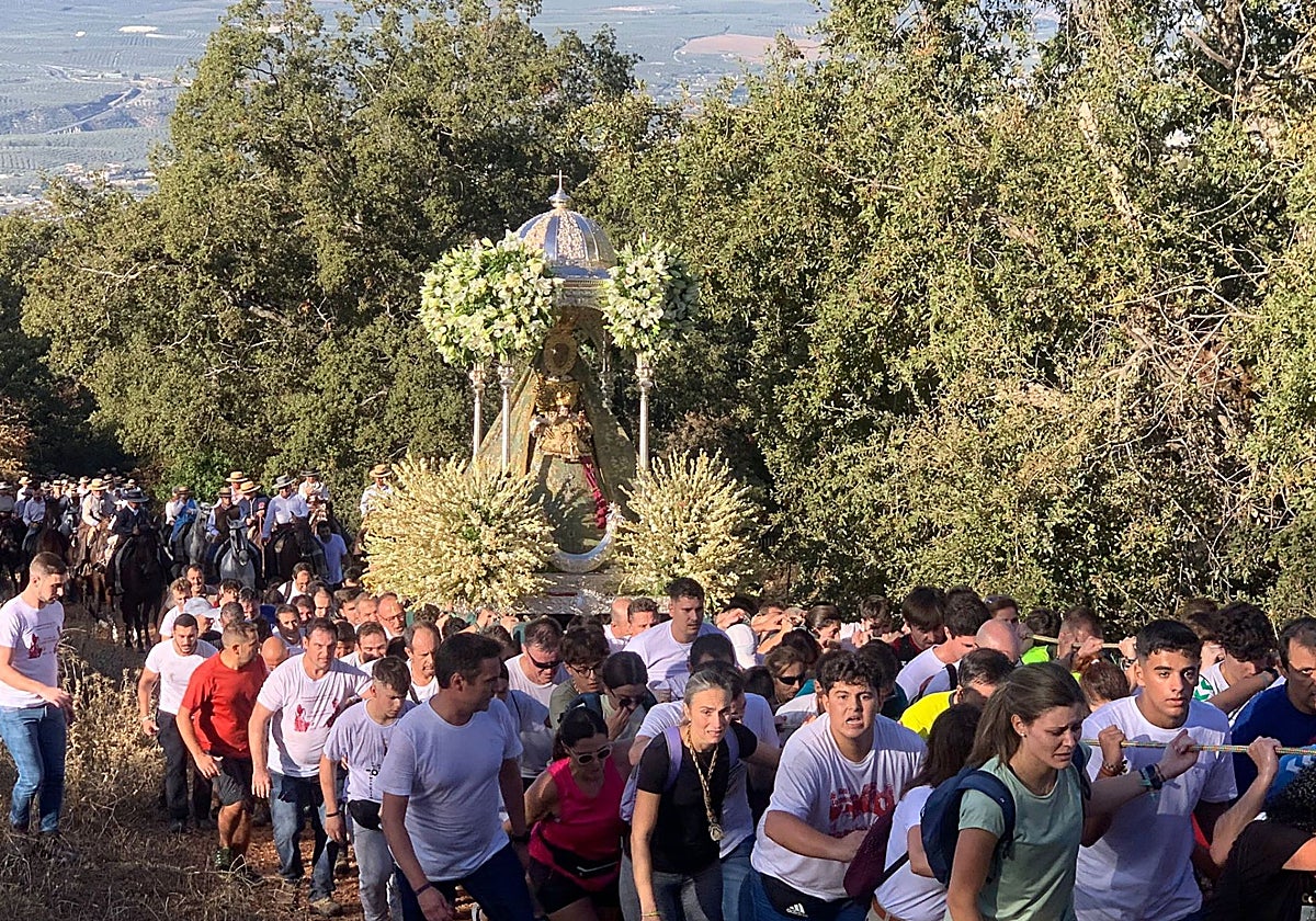 La Virgen de la Sierra, en su subida al santuario