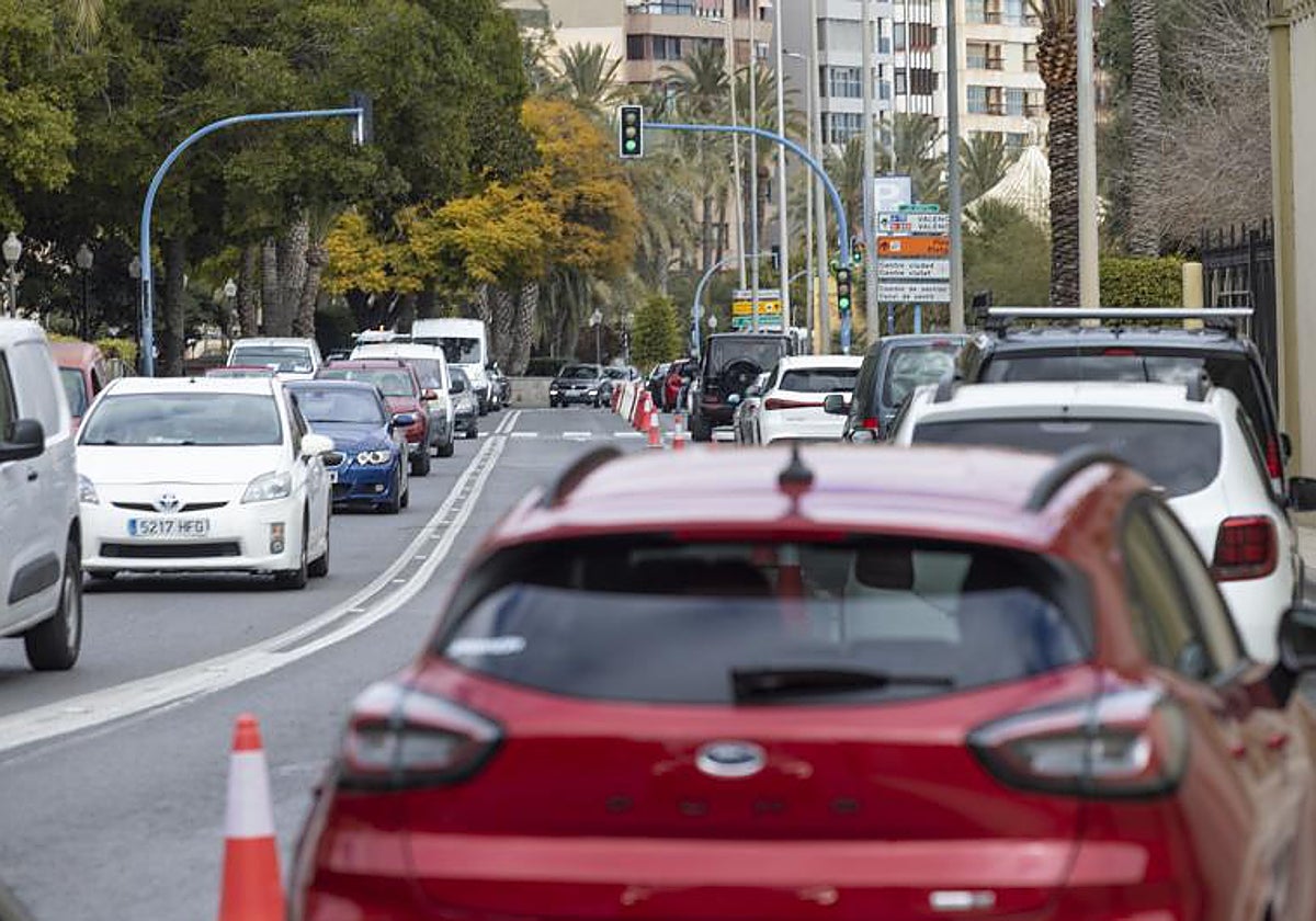 Atasco por unas obras en el centro de la ciudad de Alicante